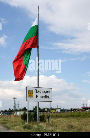 13. September 2018, Bulgarien, Plowdiw: 13.09.2018, Plovdiv, Bulgarien: eine große Fahne von Bulgarien ist auf dem eingangsschild von Plovdiv. Plovdiv wird die Europäische Kulturhauptstadt im Jahr 2019 unter dem Motto "Gemeinsam". Foto: Jens Kalaene/dpa-Zentralbild/ZB Stockfoto