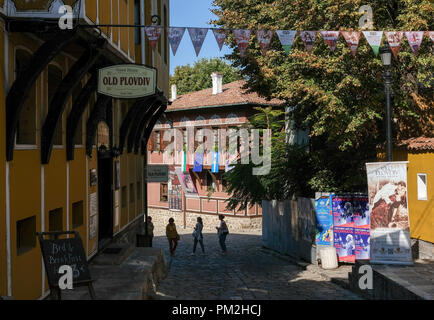14. September 2018, Bulgarien, Plowdiw: 14.09.2018, Plovdiv, Bulgarien: Geschäfte und Gasthäuser in der Altstadt. Bett und Frühstück ist für 13 Euro angeboten. Plovdiv ist die älteste ständig bewohnte Stadt in Europa und eine der ältesten der Welt. Im Jahr 2019 wird die Stadt Europäische Kulturhauptstadt sein. Foto: Jens Kalaene/dpa-Zentralbild/ZB Stockfoto