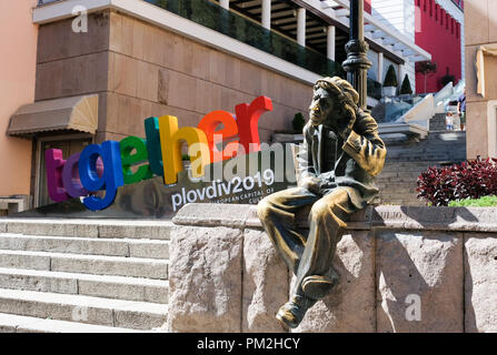 14. September 2018, Bulgarien, Plowdiw: 14.09.2018, Plovdiv, Bulgarien: Die Skulptur "ilyo die Verrückten" und das Wort "Gemeinsam", wie das Motto der Kulturhauptstadt Plovdiv. Milyo kann auf die Wünsche der geflüstert werden. Es ist die älteste ständig bewohnte Stadt in Europa und eine der ältesten der Welt. Im Jahr 2019 wird die Stadt Europäische Kulturhauptstadt sein. Foto: Jens Kalaene/dpa-Zentralbild/ZB Stockfoto