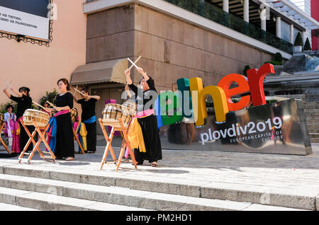 14. September 2018, Bulgarien, Plowdiw: 14.09.2018, Plovdiv, Bulgarien: Musiker an der Skulptur aus dem Wort "Gemeinsam", wie das Motto der Kulturhauptstadt Plovdiv. Plovdiv ist die älteste ständig bewohnte Stadt in Europa und eine der ältesten der Welt. Im Jahr 2019 wird die Stadt Europäische Kulturhauptstadt sein. Foto: Jens Kalaene/dpa-Zentralbild/ZB Stockfoto