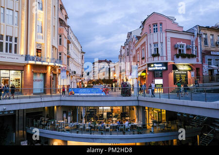 12. September 2018, Bulgarien, Plowdiw: 14.09.2018, Plovdiv, Bulgarien: Boulevard Knyaz Aleksander mit zahlreichen Geschäften. Unterhalb der Straße ist die alte römische Stadion und ein Café. Plovidiv ist die älteste ständig bewohnte Stadt in Europa und eine der ältesten der Welt. Im Jahr 2019 wird die Stadt Europäische Kulturhauptstadt sein. Foto: Jens Kalaene/dpa-Zentralbild/ZB Stockfoto