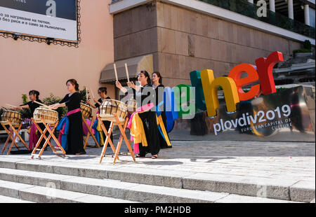 14. September 2018, Bulgarien, Plowdiw: 14.09.2018, Plovdiv, Bulgarien: Musiker an der Skulptur aus dem Wort "Gemeinsam", wie das Motto der Kulturhauptstadt Plovdiv. Plovdiv ist die älteste ständig bewohnte Stadt in Europa und eine der ältesten der Welt. Im Jahr 2019 wird die Stadt Europäische Kulturhauptstadt sein. Foto: Jens Kalaene/dpa-Zentralbild/ZB Stockfoto