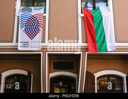 14. September 2018, Bulgarien, Plowdiw: 14.09.2018, Plovdiv, Bulgarien: Eine Fahne mit dem Logo der Kulturhauptstadt 2019 unter dem Motto 'zusammen' und eine Flagge Bulgariens hängen aus den Fenstern eines Hauses in der Altstadt. Plovdiv ist die älteste ständig bewohnte Stadt in Europa und eine der ältesten der Welt. Foto: Jens Kalaene/dpa-Zentralbild/ZB Stockfoto