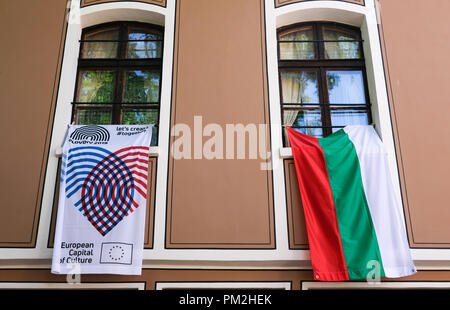 14. September 2018, Bulgarien, Plowdiw: 14.09.2018, Plovdiv, Bulgarien: Eine Fahne mit dem Logo der Kulturhauptstadt 2019 unter dem Motto 'zusammen' und eine Flagge Bulgariens hängen aus den Fenstern eines Hauses in der Altstadt. Plovdiv ist die älteste ständig bewohnte Stadt in Europa und eine der ältesten der Welt. Foto: Jens Kalaene/dpa-Zentralbild/ZB Stockfoto
