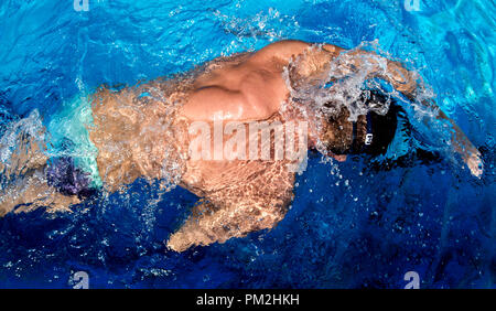 17. September 2018, Niedersachsen, Hannover: Martin baden in der Sonne in einem Pool im Kleefeld Badewanne. Foto: Hauke-Christian Dittrich/dpa Stockfoto