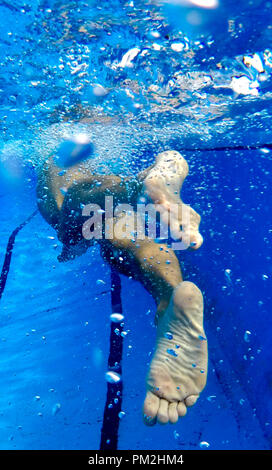 17. September 2018, Niedersachsen, Hannover: Ein junger Mann Schwimmen in der Sonne in einem Pool im Kleefeld Badewanne. Foto: Hauke-Christian Dittrich/dpa Stockfoto