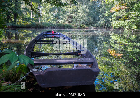 17. September 2018, Brandenburg, Straupitz: ein holzboot nach oben mit Wasser gefüllt und liegen am Ufer eines Flusses in den Spreewald. Die traditionelle hölzerne Boote haben von Zeit zu Zeit überschwemmt werden, damit das Holz quillt und bleibt damit nach wie vor dicht. Foto: Patrick Pleul/dpa-Zentralbild/ZB Stockfoto