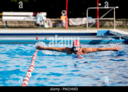 17. September 2018, Niedersachsen, Hannover: Martin baden in der Sonne in einem Pool im Kleefeld Badewanne. Foto: Hauke-Christian Dittrich/dpa Stockfoto