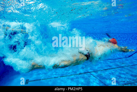 17. September 2018, Niedersachsen, Hannover: Martin baden in der Sonne in einem Pool im Kleefeld Badewanne. Foto: Hauke-Christian Dittrich/dpa Stockfoto