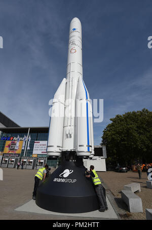 17. September 2018, Bremen: ein Modell der Ariane 6 Vor der OVB Arena. Die 17 Meter hohe und 33 Tonnen schwere Modell ist auf größte Platz der Welt Kongress zu zeichnen, den Internationalen Astronautischen Kongress (IAC), die in der Arena die OVB vom 1. Oktober bis zum 5. Oktober 2018 übernehmen. Foto: Carmen Jaspersen/dpa Stockfoto