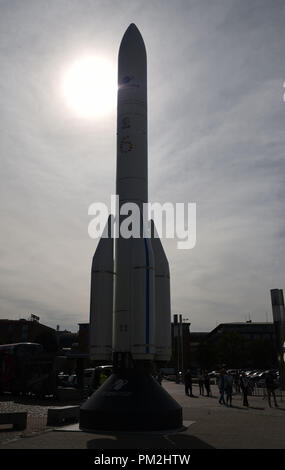 17. September 2018, Bremen: ein Modell der Ariane 6 Vor der OVB Arena. Die 17 Meter hohe und 33 Tonnen schwere Modell ist auf größte Platz der Welt Kongress zu zeichnen, den Internationalen Astronautischen Kongress (IAC), die in der Arena die OVB vom 1. Oktober bis zum 5. Oktober 2018 übernehmen. Foto: Carmen Jaspersen/dpa Stockfoto