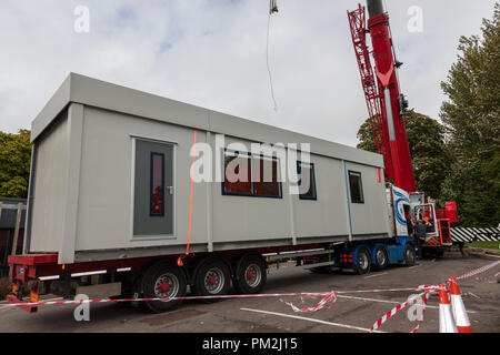 Carrigaline, Cork, Irland. September 2018. Die Lieferung einer der sieben neuen kabinen wurde von einem 300-Tonnen-Kran bei der Gaelcholáiste Carrigaline, Co. Cork, Irland, in Position gebracht. Kredit: David Creedon/Alamy Live Nachrichten Stockfoto