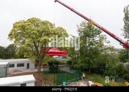 Carrigaline, Cork, Irland. September 2018. Eine von sieben neuen kabinen wurde von einem 300-Tonnen-Kran bei der Gaelcholáiste Carrigaline, Co. Cork, Irland, in Position gebracht. Kredit: David Creedon/Alamy Live Nachrichten Stockfoto