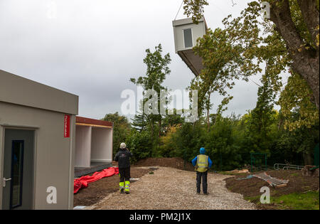 Carrigaline, Cork, Irland. September 2018. Eine von sieben neuen kabinen wurde von einem 300-Tonnen-Kran bei der Gaelcholáiste Carrigaline, Co. Cork, Irland, in Position gebracht. Kredit: David Creedon/Alamy Live Nachrichten Stockfoto