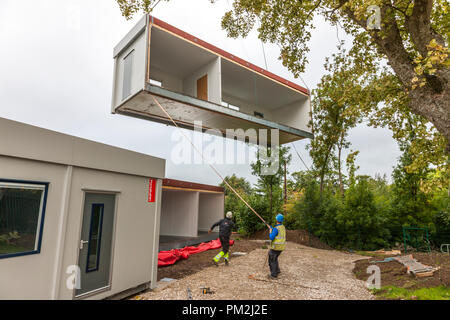 Carrigaline, Cork, Irland. September 2018. Eine von sieben neuen kabinen wurde von einem 300-Tonnen-Kran bei der Gaelcholáiste Carrigaline, Co. Cork, Irland, in Position gebracht. Kredit: David Creedon/Alamy Live Nachrichten Stockfoto