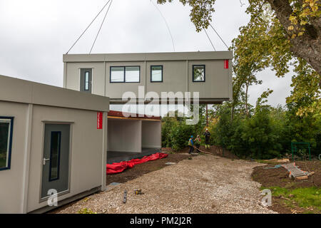 Carrigaline, Cork, Irland. September 2018. Eine von sieben neuen kabinen wurde von einem 300-Tonnen-Kran bei der Gaelcholáiste Carrigaline, Co. Cork, Irland, in Position gebracht. Kredit: David Creedon/Alamy Live Nachrichten Stockfoto