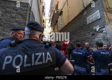 Neapel, Italien. 17.September 2018. Eine Explosion ereignete sich kurz nach 11:30 Uhr in einer Wohnung in der Via Don Giovanni Minzoni, in der Quartieri Spagnoli Bereich. Eine Gasflasche explodierte in einem Haus in der obersten Etage des Gebäudes an der Hausnummer 6. Eine 66-jährige Frau stirbt, ihre beiden Söhne verletzt, einschließlich der, sprengte den Tank. Credit: Unabhängige Fotoagentur Srl/Alamy leben Nachrichten Stockfoto