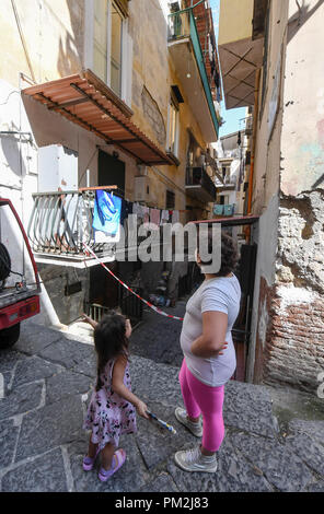 Neapel, Italien. 17.September 2018. Eine Explosion ereignete sich kurz nach 11:30 Uhr in einer Wohnung in der Via Don Giovanni Minzoni, in der Quartieri Spagnoli Bereich. Eine Gasflasche explodierte in einem Haus in der obersten Etage des Gebäudes an der Hausnummer 6. Eine 66-jährige Frau stirbt, ihre beiden Söhne verletzt, einschließlich der, sprengte den Tank. Credit: Unabhängige Fotoagentur Srl/Alamy leben Nachrichten Stockfoto