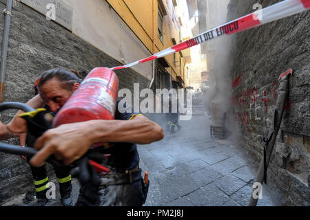 Neapel, Italien. 17.September 2018. Eine Explosion ereignete sich kurz nach 11:30 Uhr in einer Wohnung in der Via Don Giovanni Minzoni, in der Quartieri Spagnoli Bereich. Eine Gasflasche explodierte in einem Haus in der obersten Etage des Gebäudes an der Hausnummer 6. Eine 66-jährige Frau stirbt, ihre beiden Söhne verletzt, einschließlich der, sprengte den Tank. Credit: Unabhängige Fotoagentur Srl/Alamy leben Nachrichten Stockfoto