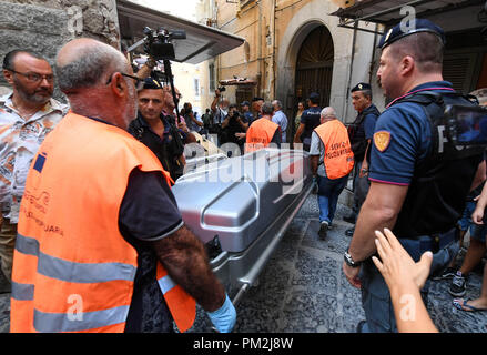 Neapel, Italien. 17.September 2018. Eine Explosion ereignete sich kurz nach 11:30 Uhr in einer Wohnung in der Via Don Giovanni Minzoni, in der Quartieri Spagnoli Bereich. Eine Gasflasche explodierte in einem Haus in der obersten Etage des Gebäudes an der Hausnummer 6. Eine 66-jährige Frau stirbt, ihre beiden Söhne verletzt, einschließlich der, sprengte den Tank. Credit: Unabhängige Fotoagentur Srl/Alamy leben Nachrichten Stockfoto