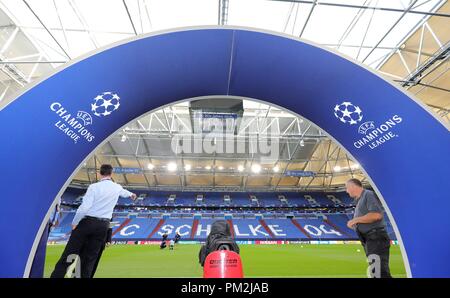 Gelsenkirchen, Deutschland. 17 Sep, 2018. firo: 17.09.2018, Fußball, 1.Bundesliga, Saison 2018/2019, UEFA, Champions League, CL, FC Schalke 04, Ausbildung, Champions League Bug | Verwendung der weltweiten Kredit: dpa/Alamy leben Nachrichten Stockfoto