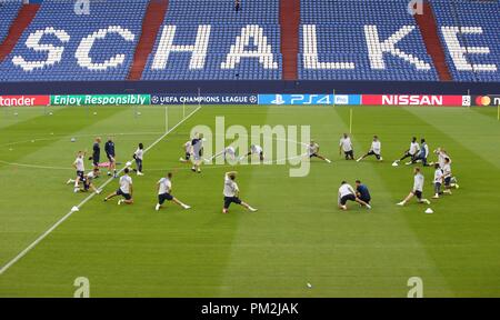 Gelsenkirchen, Deutschland. 17 Sep, 2018. firo: 17.09.2018, Fußball, 1.Bundesliga, Saison 2018/2019, UEFA, Champions League, CL, FC Schalke 04, Training, Team, Team, Kreis | Verwendung der weltweiten Kredit: dpa/Alamy leben Nachrichten Stockfoto