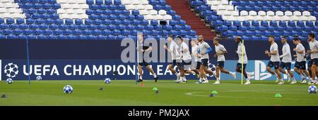 Gelsenkirchen, Deutschland. 17 Sep, 2018. firo: 17.09.2018, Fußball, 1.Bundesliga, Saison 2018/2019, UEFA, Champions League, CL, FC Schalke 04, Training, Team, Team, Einlauf | Verwendung der weltweiten Kredit: dpa/Alamy leben Nachrichten Stockfoto