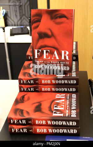 New York City, New York, USA. 17 Sep, 2018. Ein Blick auf das neue Buch "Angst: Trumpf in den Weißen' von Journalist/Autor Bob Woodward bei Amazon Bücher bei den Geschäften am Columbus Circle entfernt. Credit: Nancy Kaszerman/ZUMA Draht/Alamy leben Nachrichten Stockfoto