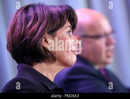 17. September 2018, Berlin: Peter Altmaier (CDU), Bundesminister für Wirtschaft, und Doris Leuthard, Bundesrätin, wird an der Journalisten nach einem Treffen. Deutschland und der Schweiz wollen die Energie- und Klimapolitik enger zusammenarbeiten. Ziel ist es, die "bis zu eine Art gemeinsame deutsch-schweizerische Energie und Klima Agenda' ziehen. Foto: Britta Pedersen/dpa-Zentralbild/dpa Stockfoto