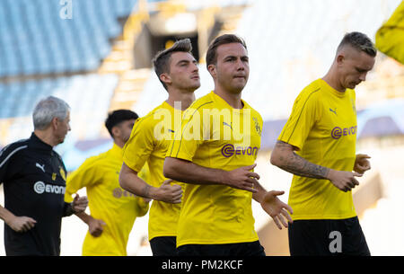 Brügge, Belgien. 17 Sep, 2018. Dortmund Head Coach Lucien Favre (von links nach rechts), Mahmoud Dahoud, Maximilian Philipp, Mario Götze und Marius Wolf von der Teilnahme an der Ausbildung an der Jan Breydel Stadion. BVB wird FC Brügge in das erste Spiel der Champions League Spiel am 18. September. Quelle: Bernd Thissen/dpa/Alamy leben Nachrichten Stockfoto