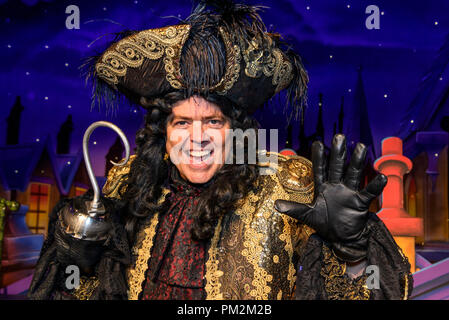 Birmingham Hippodrome, UK. 17.September 2018. Jimmy Osmond als Captain Hook. Peter Pan Pantomime Photocall, dem Birmingham Hippodrome, England, UK. 19. Dezember 2018. Abgebildet ist Jimmy Osmond als Captain Hook. Der Pantomime läuft vom 19. Dezember 2018 und 27. Januar 2019. Bild von Simon Hadley/Alamy Leben Nachrichten. Stockfoto