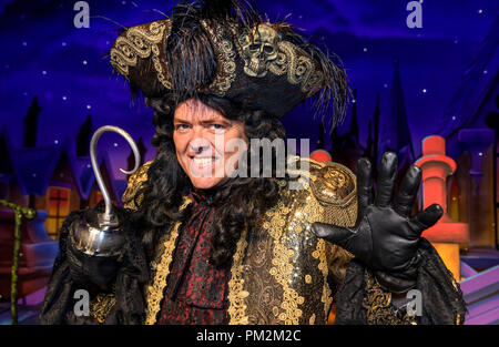 Birmingham Hippodrome, UK. 17.September 2018. Jimmy Osmond als Captain Hook. Peter Pan Pantomime Photocall, dem Birmingham Hippodrome, England, UK. 19. Dezember 2018. Abgebildet ist Jimmy Osmond als Captain Hook. Der Pantomime läuft vom 19. Dezember 2018 und 27. Januar 2019. Bild von Simon Hadley/Alamy Leben Nachrichten. Stockfoto