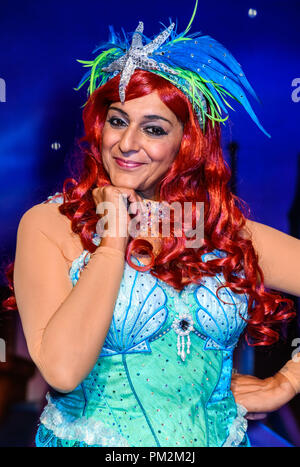 Birmingham Hippodrome, UK. 17.September 2018. Peter Pan Pantomime Photocall, dem Birmingham Hippodrome, England, UK. 19. Dezember 2018. Abgebildet ist Meera Syal als magische Meerjungfrau. Der Pantomime läuft vom 19. Dezember 2018 und 27. Januar 2019. Bild von Simon Hadley/Alamy Leben Nachrichten. Stockfoto