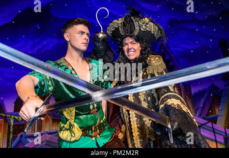 Birmingham Hippodrome, UK. 17.September 2018. Peter Pan Pantomime Photocall, dem Birmingham Hippodrome, England, UK. 19. Dezember 2018. Im Bild von links nach rechts sind Jaymi Hensley (Peter Pan) und Jimmy Osmond (Captain Hook). Der Pantomime läuft vom 19. Dezember 2018 und 27. Januar 2019. Bild von Simon Hadley/Alamy Leben Nachrichten. Stockfoto