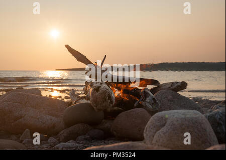 Lagerfeuer am Strand, Cheticamp, NS, Canada Stockfoto