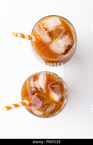 Ice latte oben Blick aus der Nähe auf weißem Hintergrund und Beschneidungspfade. Stockfoto