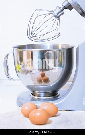 Küche mixer Quirl Teig aus Eigelb und Mehl gemacht. Stockfoto