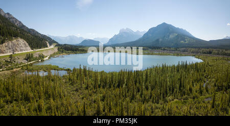 Antenne Panoramablick auf Vermilion Lakes während einer lebhaften Sommertag. In Banff, Alberta, Kanada. Stockfoto