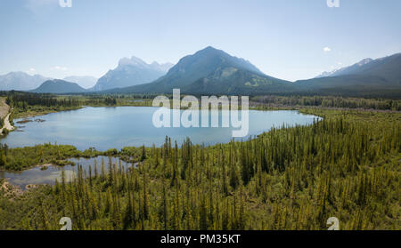 Antenne Panoramablick auf Vermilion Lakes während einer lebhaften Sommertag. In Banff, Alberta, Kanada. Stockfoto