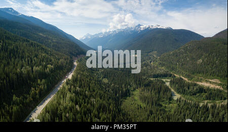 Luftbild des Trans-Canada Highway in die Kanadische Bergwelt. Zwischen Golden und Revelstoke, BC, Kanada. Stockfoto