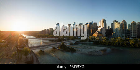 Antenne Panoramablick auf ein wunderschönes modernes Stadtbild während einer lebhaften sonnig Sonnenaufgang. In Downtown Calgary, Alberta, Kanada. Stockfoto
