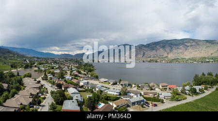 Antenne Panoramablick auf eine kleine touristische Stadt, Osoyoos, während einem bewölkten Sommertag. In Okanagan in British Columbia, Kanada. Stockfoto