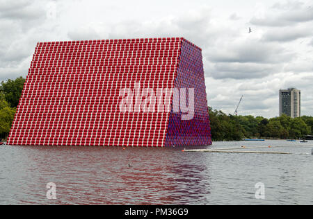 LONDON, UK, 14. SEPTEMBER 2018: Seitenansicht der London Mastaba von Christo und Jeanne-Claude auf Anzeige für drei Monate über den Sommer im Hyde Park Stockfoto