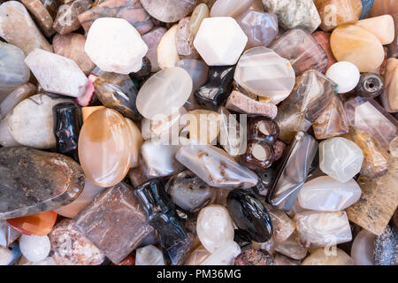 Schönen Hintergrund von bunten Schmuck Perlen in vielen Formen und Materialien. Stockfoto