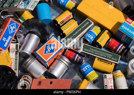 Hintergrund der alten Video und Fotografie Kamera film Rollen zum Verkauf auf einem Flohmarkt. Keine Menschen. Stockfoto