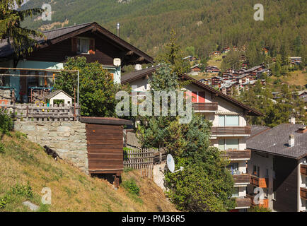 Zermatt, Schweiz - September 15, 2018: Blick in die Stadt von Zermatt. Zermatt ist eine Gemeinde im Schweizer Kanton Wallis, es ist eine berühmte mounta Stockfoto