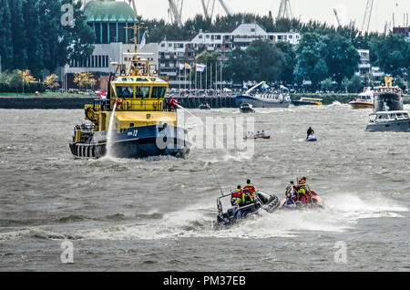 Rotterdam, Niederlande, 9. September 2018: Demonstration von Feuerwehr- und Rettungskräfte auf dem Fluss Nieuwe Maas während des World Port Tage Stockfoto