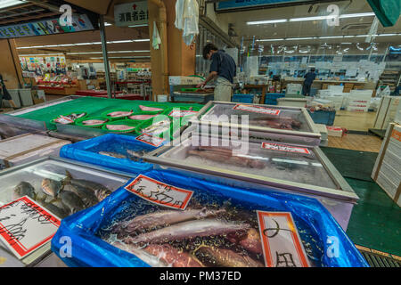 Kanazawa, Präfektur Ishikawa, Japan - 21. August 2018: frische Meeresfrüchte und Fisch bei omicho Ichiba Markt Stockfoto