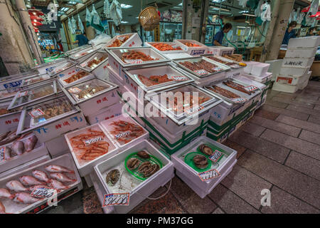 Kanazawa, Präfektur Ishikawa, Japan - 21 August, 2018: Frischer Fisch und Meeresfrüchte in Omicho Ichiba Markt Stockfoto