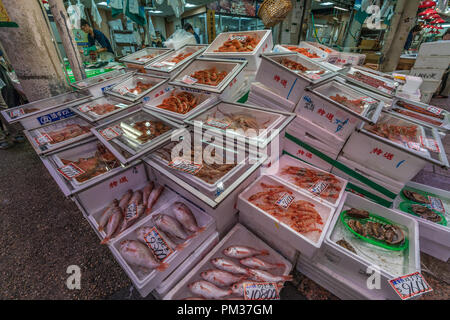 Kanazawa, Präfektur Ishikawa, Japan - 21 August, 2018: Frischer Fisch und Meeresfrüchte in Omicho Ichiba Markt Stockfoto